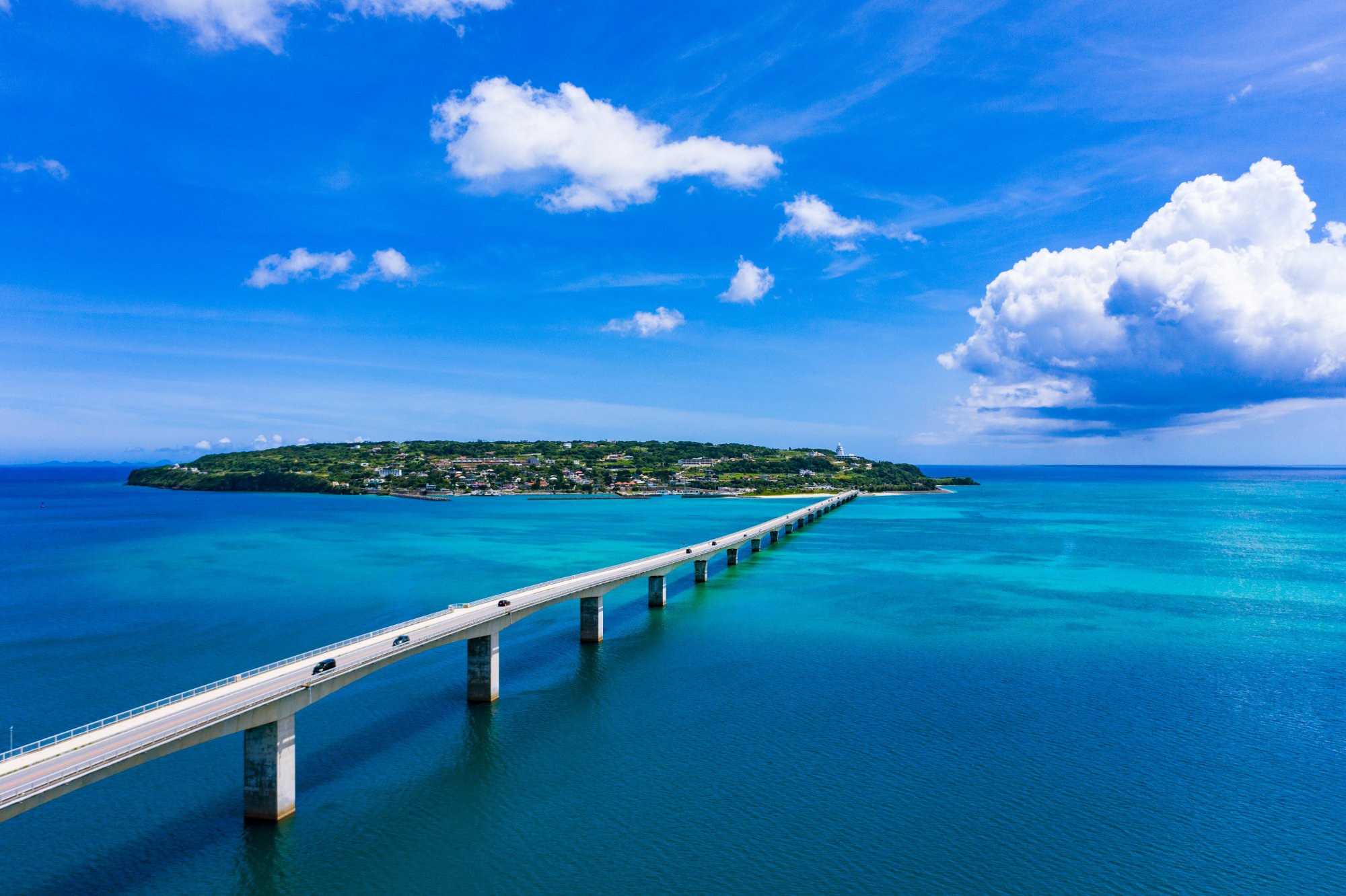 古宇利大橋と古宇利島の空撮写真